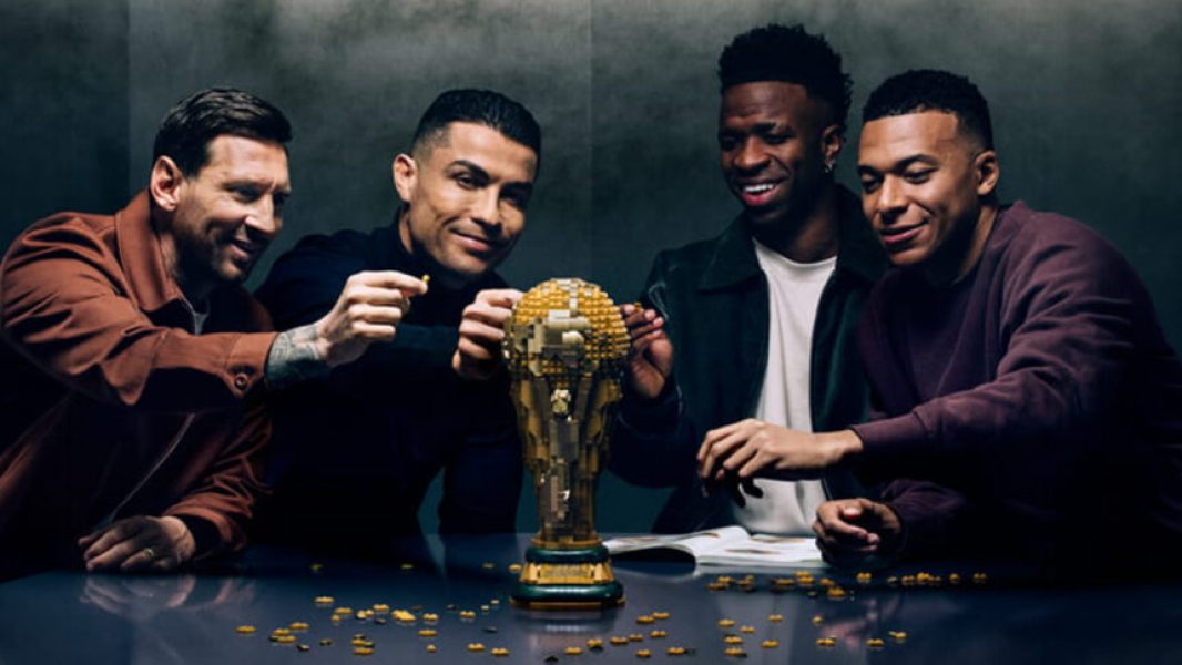 Lego-reune-Messi-Cristiano-Ronaldo-Mbappe-e-Vini-Jr.-em-campanha-para-a-Copa-do-Mundo-de-2026-860×484-1 Lego-reune-Messi-Cristiano-Ronaldo-Mbappe-e-Vini-Jr.-em-campanha-para-a-Copa-do-Mundo-de-2026-860x484-1